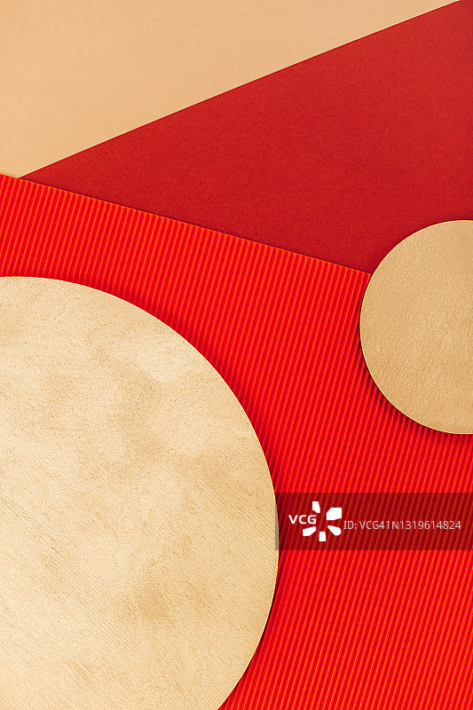 两个圆形的木讲台躺在明亮的红色瓦楞，红色普通和米色纸的背景上。平铺风格与复制空间图片素材