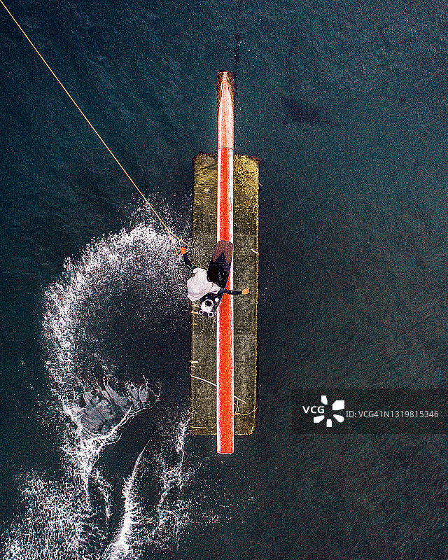从空中俯瞰一名水上滑水者在水上滑水公园表演特技，西班牙巴塞罗那图片素材