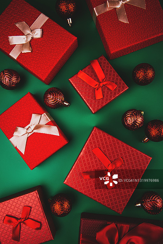绿色背景的红色礼品盒横幅。圣诞贺卡。平的。带有文本空间的俯视图。新年组成图片素材