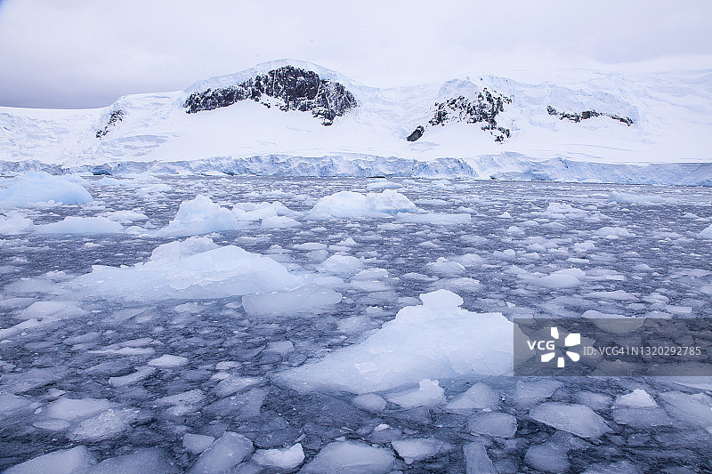 南极海岸有冰山和冰崖图片素材