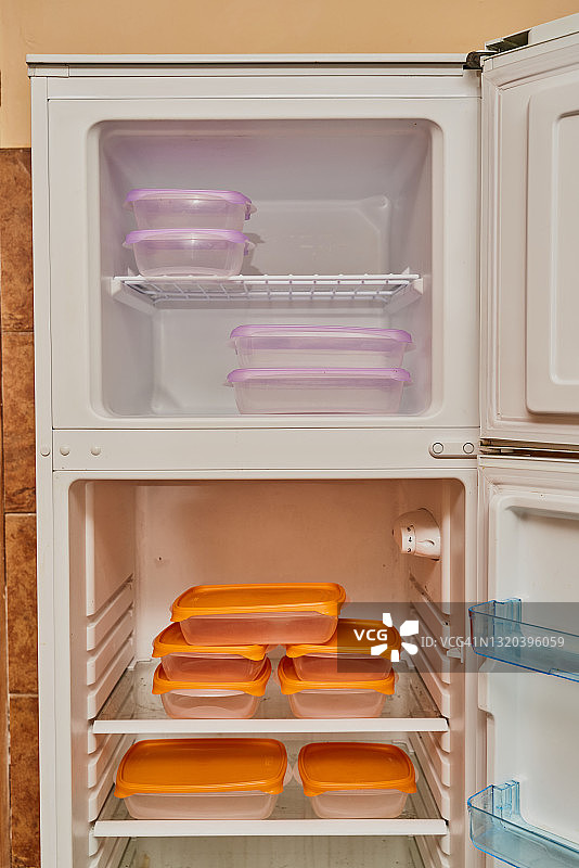 在冰箱或冷冻室清空塑料盒或瓶盖，不放食物图片素材