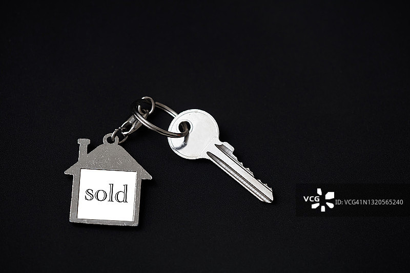 房子钥匙和房子形状的钥匙链图片素材