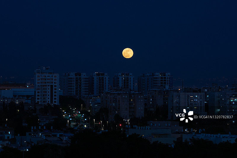 超级月亮在以色列特拉维夫上空升起图片素材
