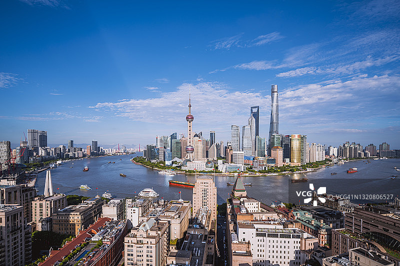 阳光明媚的日子里的上海城市景观图片素材