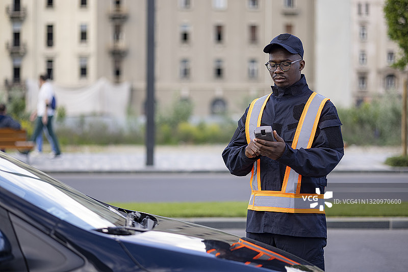年轻的非裔美国人公共工作人员，停车场管理员图片素材