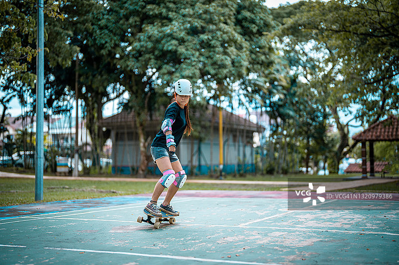 在公园里玩滑板的女孩图片素材