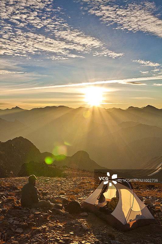 一名徒步旅行者在山顶的露营地欣赏日出图片素材