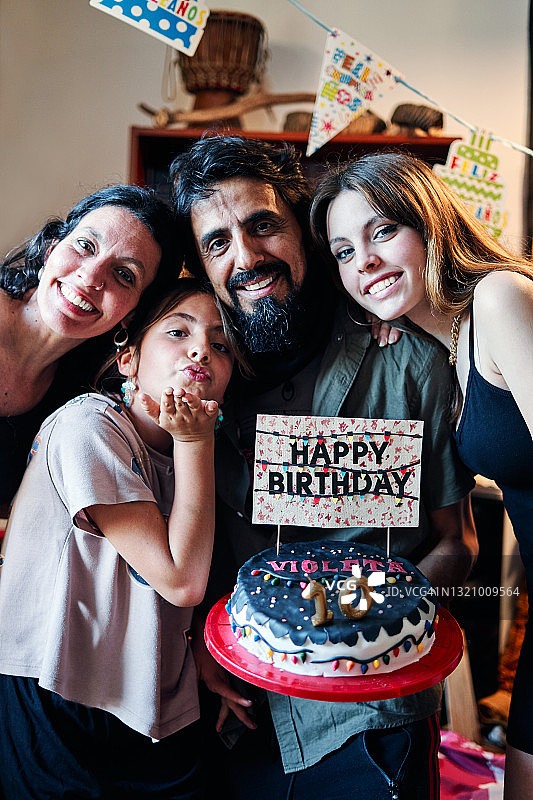 一个拉美家庭庆祝小女孩十岁生日的照片图片素材