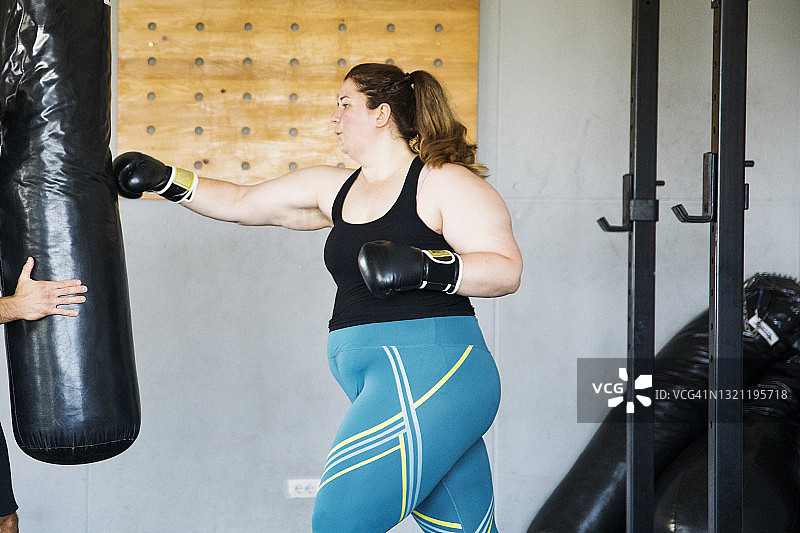 超重的女人在做拳击训练图片素材