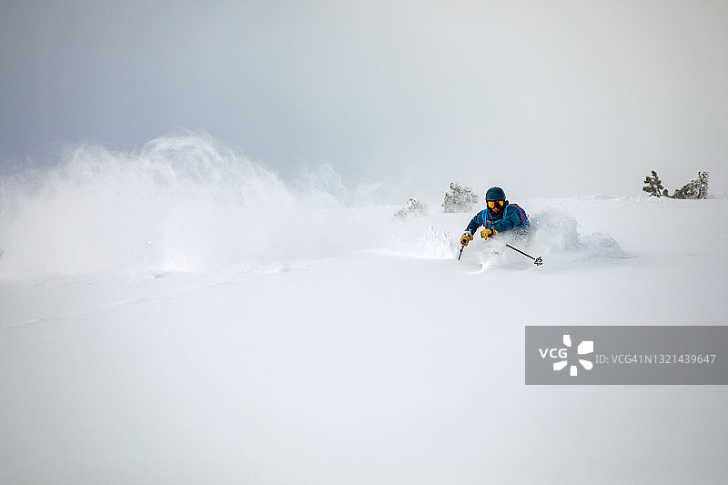 越野滑雪者在厚厚的粉雪中滑行图片素材