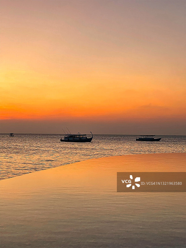 日落时分的马尔代夫热带海滩全景。图片素材