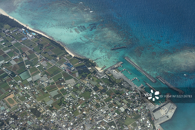 从飞机上俯瞰日本冲绳岛图片素材