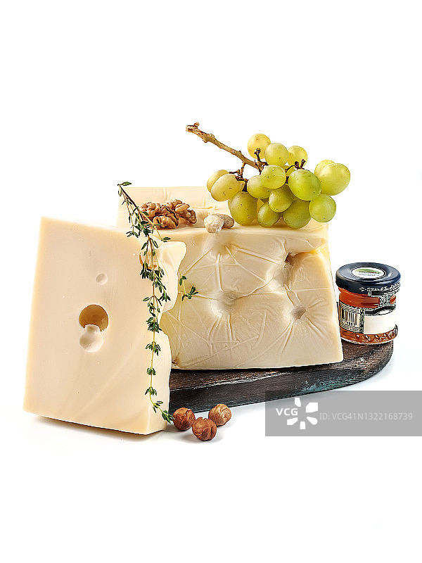 食物摄影与大洞奶酪块侧视图上的白色背景孤立的近距离图片素材