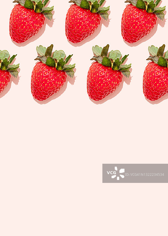 工作室拍摄的浅粉色背景下的新鲜草莓图片素材