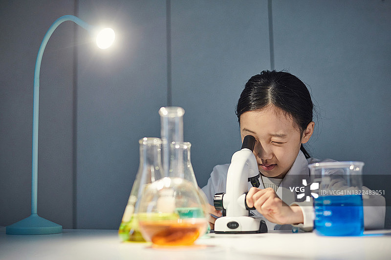 一个正在做科学实验的女孩图片素材