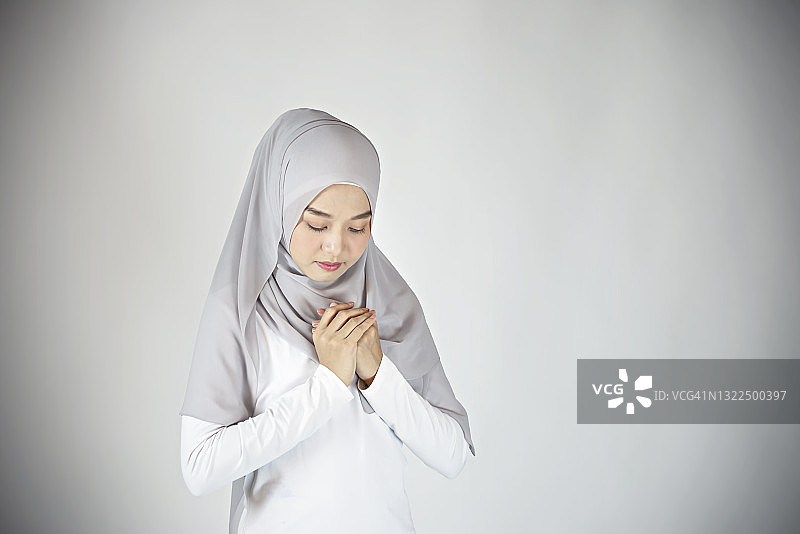 一幅女性穆斯林祈祷的画像。图片素材