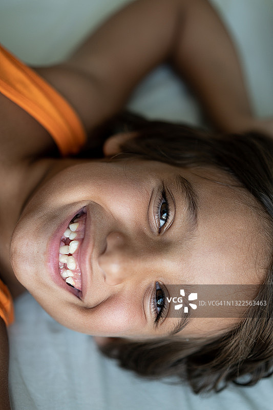 长着牙齿的可爱小男孩肖像图片素材