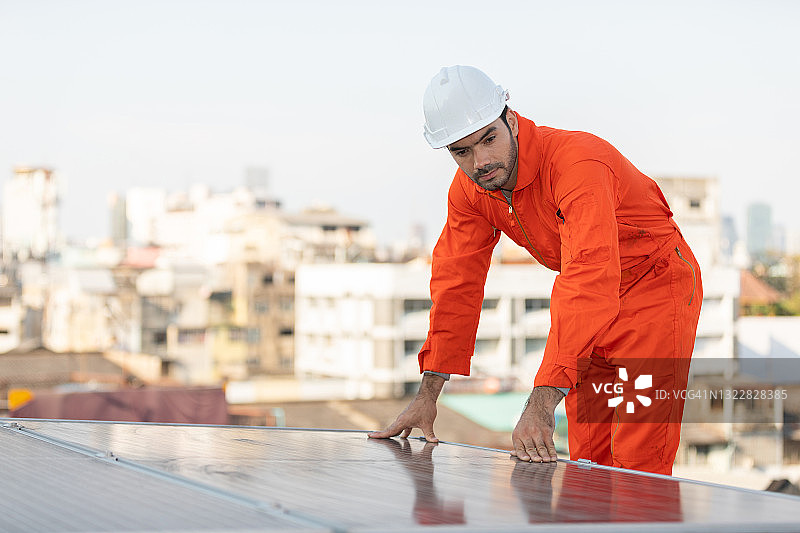 工程师或技术员检查和查看屋顶上的太阳能电池板图片素材