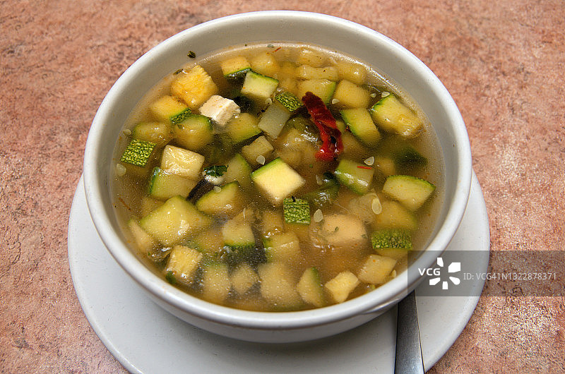 素食的波布拉娜由波布拉诺辣椒，西葫芦，甜玉米和豆腐制成图片素材