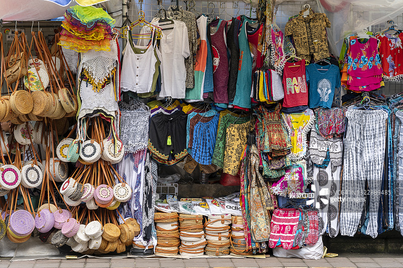 街头服装店和纪念品店，关门大吉。乌布，巴厘岛，印度尼西亚。印尼街市场图片素材