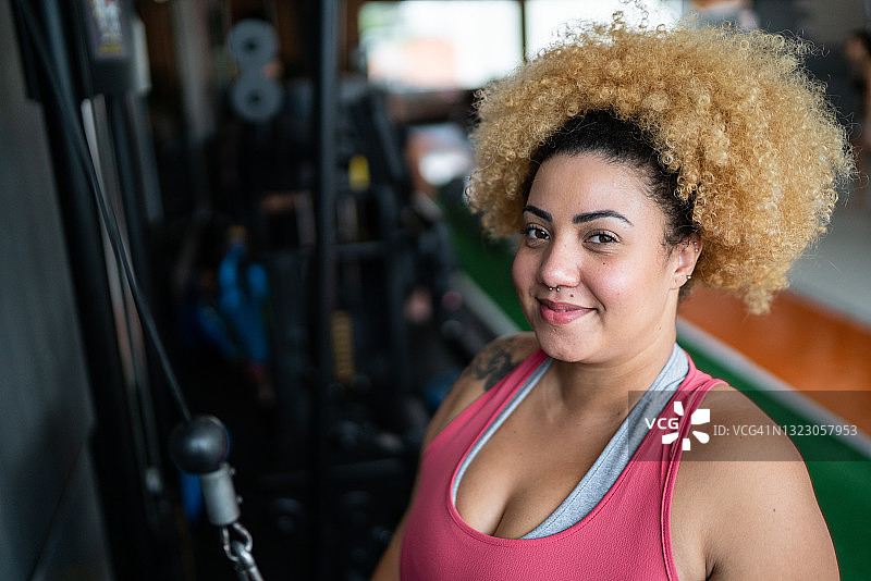 一个年轻女子在健身房锻炼的肖像图片素材