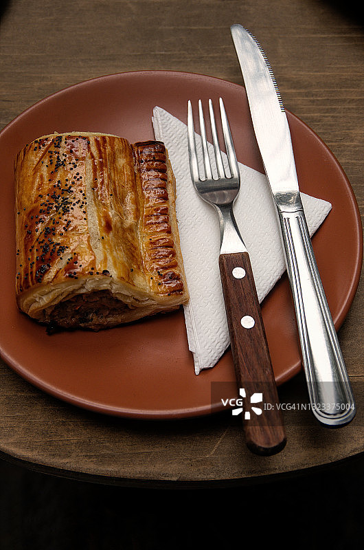 用刀叉和餐巾纸把迷你猪肉香肠卷在盘子里图片素材