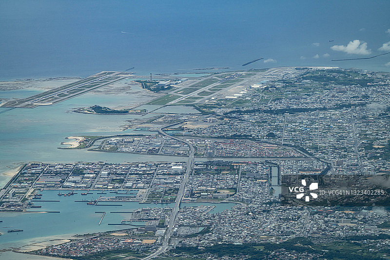 从飞机上俯瞰日本冲绳的珊瑚海图片素材