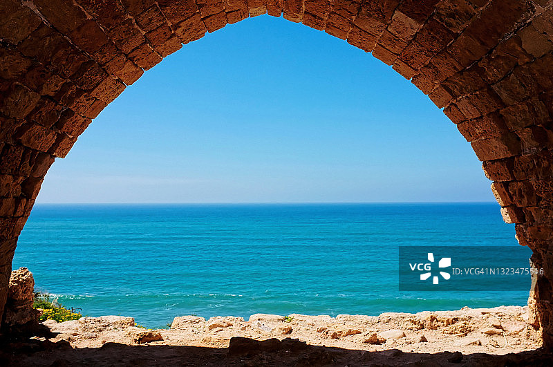 透过古老的建筑拱门，可以看到碧绿的地中海图片素材