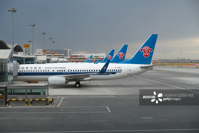 中国南方航空公司的飞机在机场图片素材