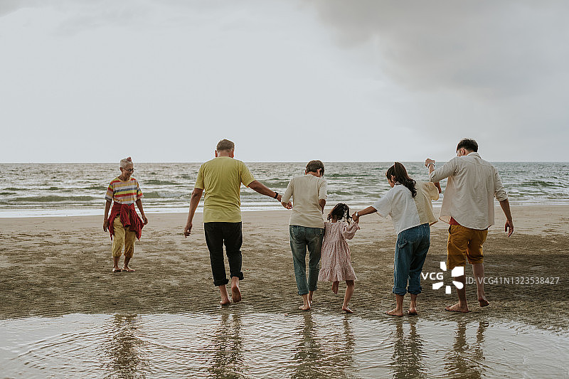 家人在海滩上的幸福时刻图片素材