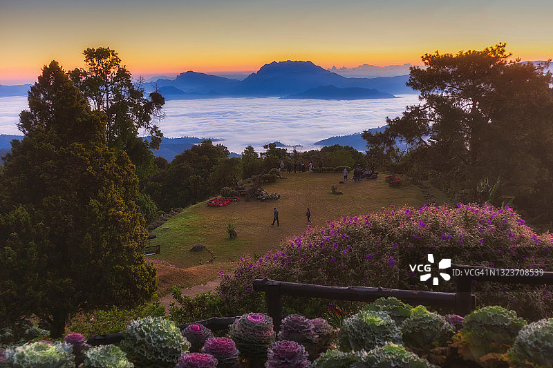 淮南国家公园和美丽的早晨日出与美丽的海雾，被称为雾的土地，有地区覆盖清迈省和Pai区，Mae Hong Son省，在泰国北部图片素材