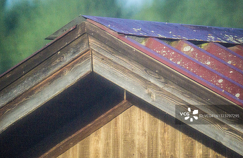 木制谷仓与金属屋顶近距离图片素材