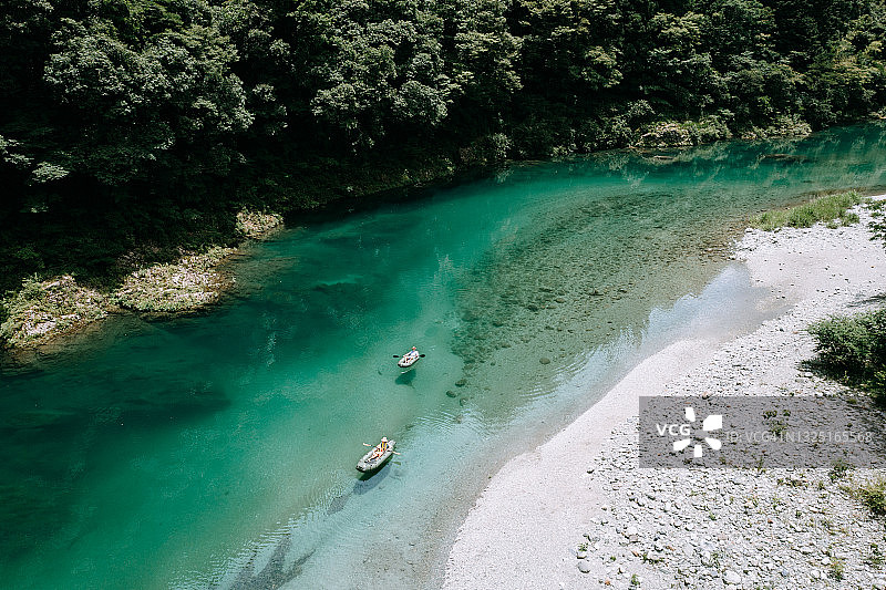 鸟瞰清澈的河水与皮划艇，日本图片素材