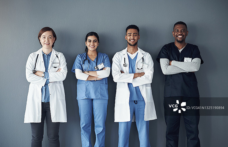 一群医生站在灰色背景下工作的照片图片素材