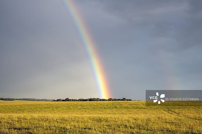 英国威尔特郡索尔兹伯里平原上的彩虹图片素材