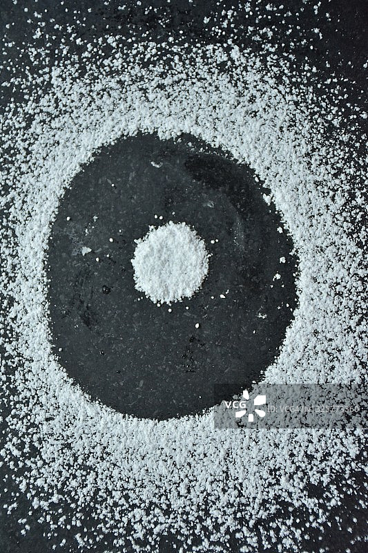 黑色背景上的甜甜圈和糖粉，图片素材