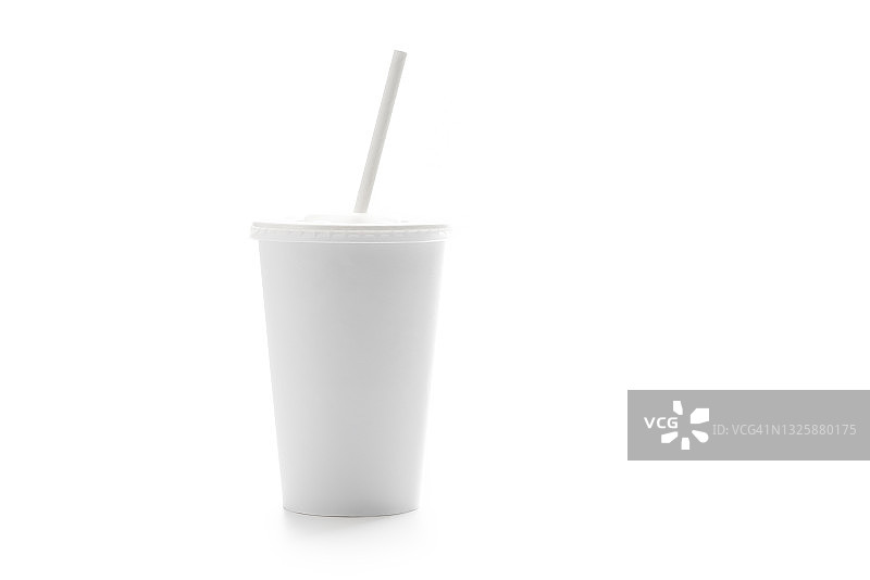 带走饮料用的纸杯上有白色的吸管隔离白色图片素材