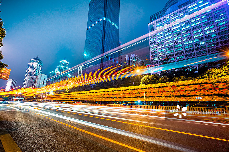 中国上海城市道路上的车灯痕迹图片素材