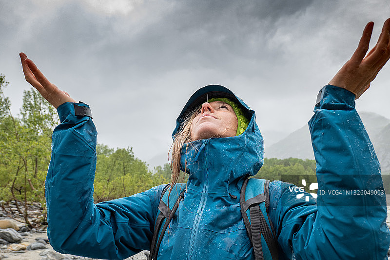 女徒步旅行者在暴雨中图片素材