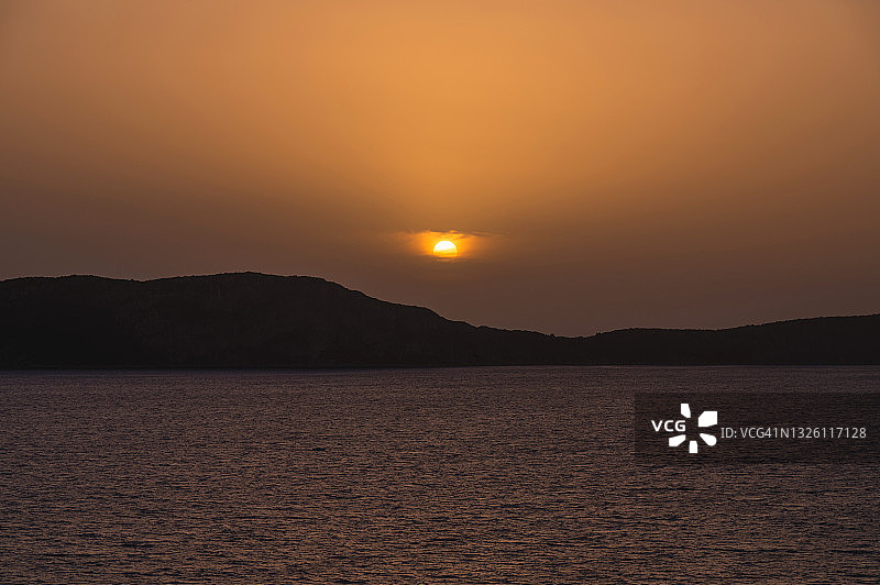 在一个岛屿上的日落在一天的热霾图片素材