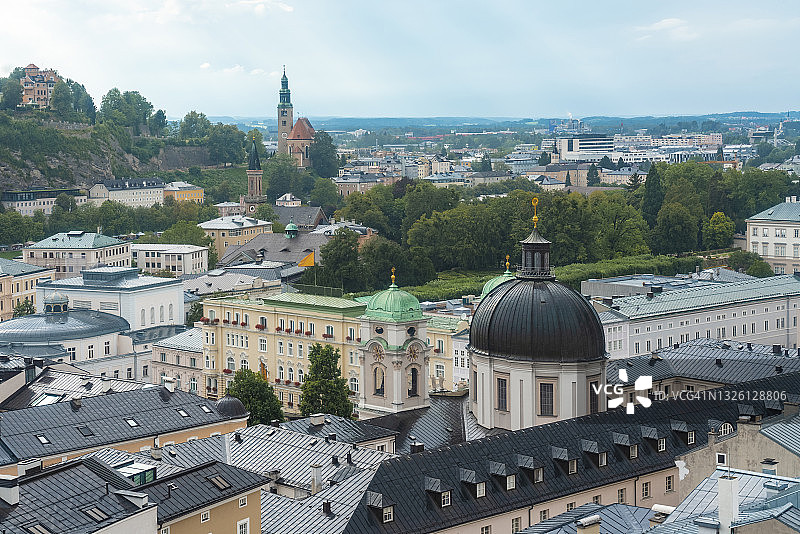 奥地利，萨尔茨堡州，萨尔茨堡，历史老城，前景是圣三一罗马天主教堂图片素材