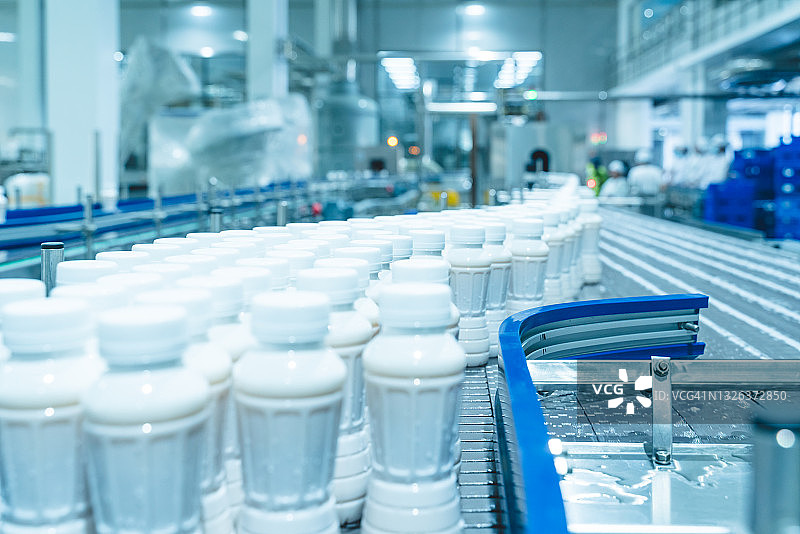 自动化的工厂牛奶生产过程图片素材