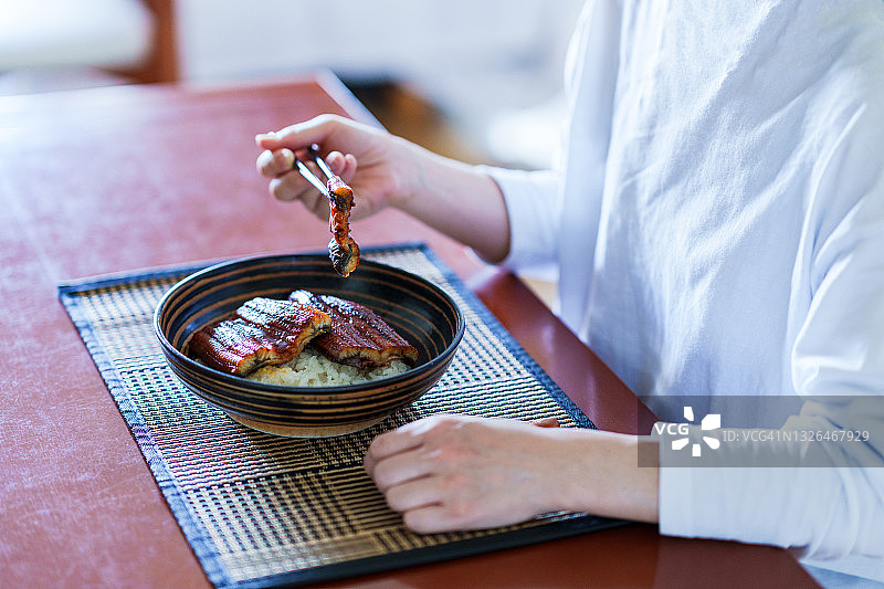 日本中年人吃烤鳗鱼图片素材