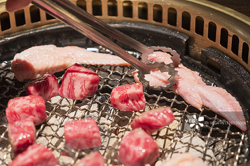 日式烧烤料理，烤和牛和鸡翅图片素材