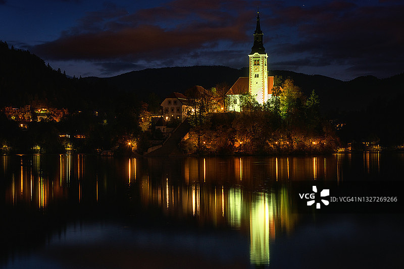 斯洛文尼亚著名的高山布莱德湖(Blejsko jezero)，令人惊叹的夜景。风景优美，户外旅游背景图片素材