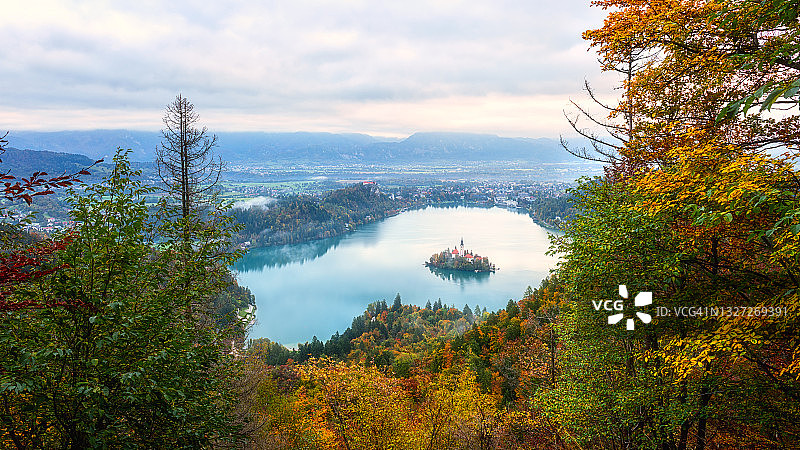 斯洛文尼亚著名的高山布莱德湖(Blejsko jezero)，令人惊叹的秋天风景。风景鸟瞰图，户外旅行背景图片素材