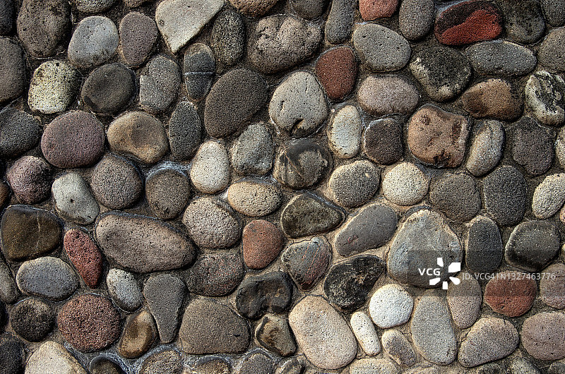 圆形卵石和混凝土墙的特写图片素材
