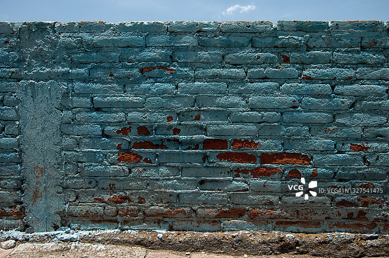 质朴的红砖墙涂成蓝色图片素材