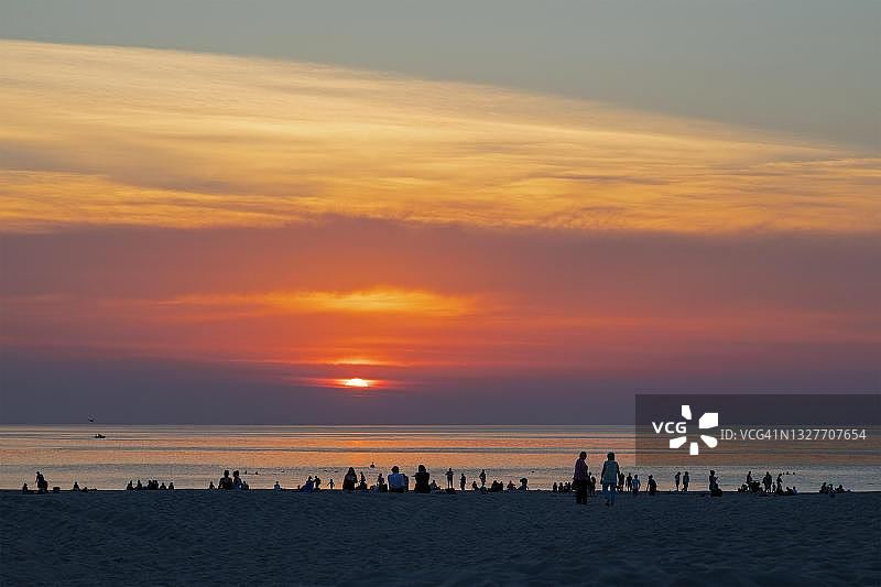 海滩上的日落，沃纳穆恩德，罗斯托克，梅克伦纳格-沃波莫恩，德国图片素材