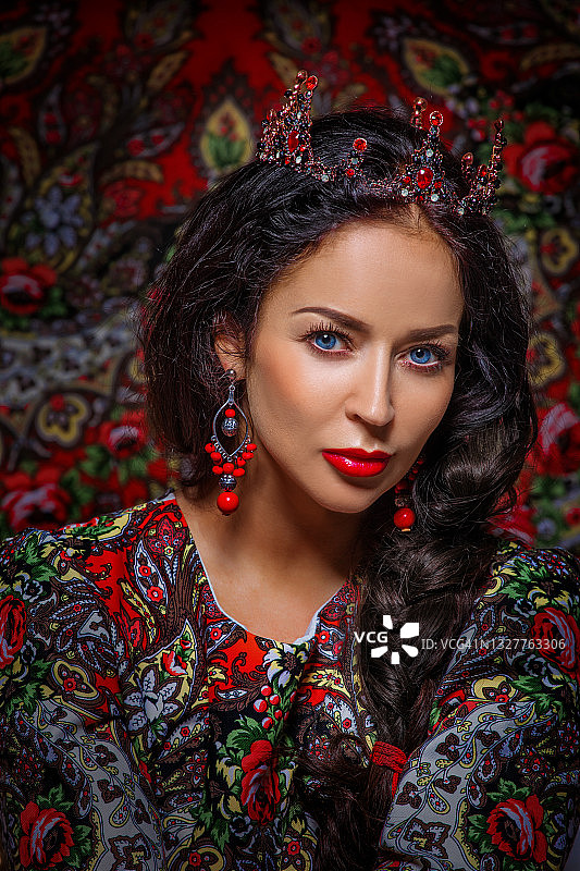女俄罗斯选美皇后在一个工作室拍摄的传统服装图片素材